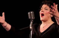 Edith-Piaf-at-the-key